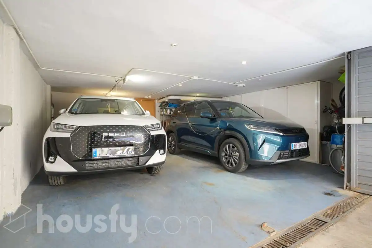 Parking de Casa adosada en venta en Madrid con Aire acondicionado, Calefacción y Jardín privado