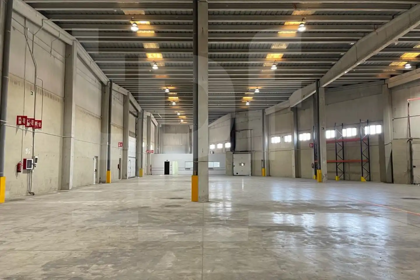 Industrial building to rent in Calle Sector 13