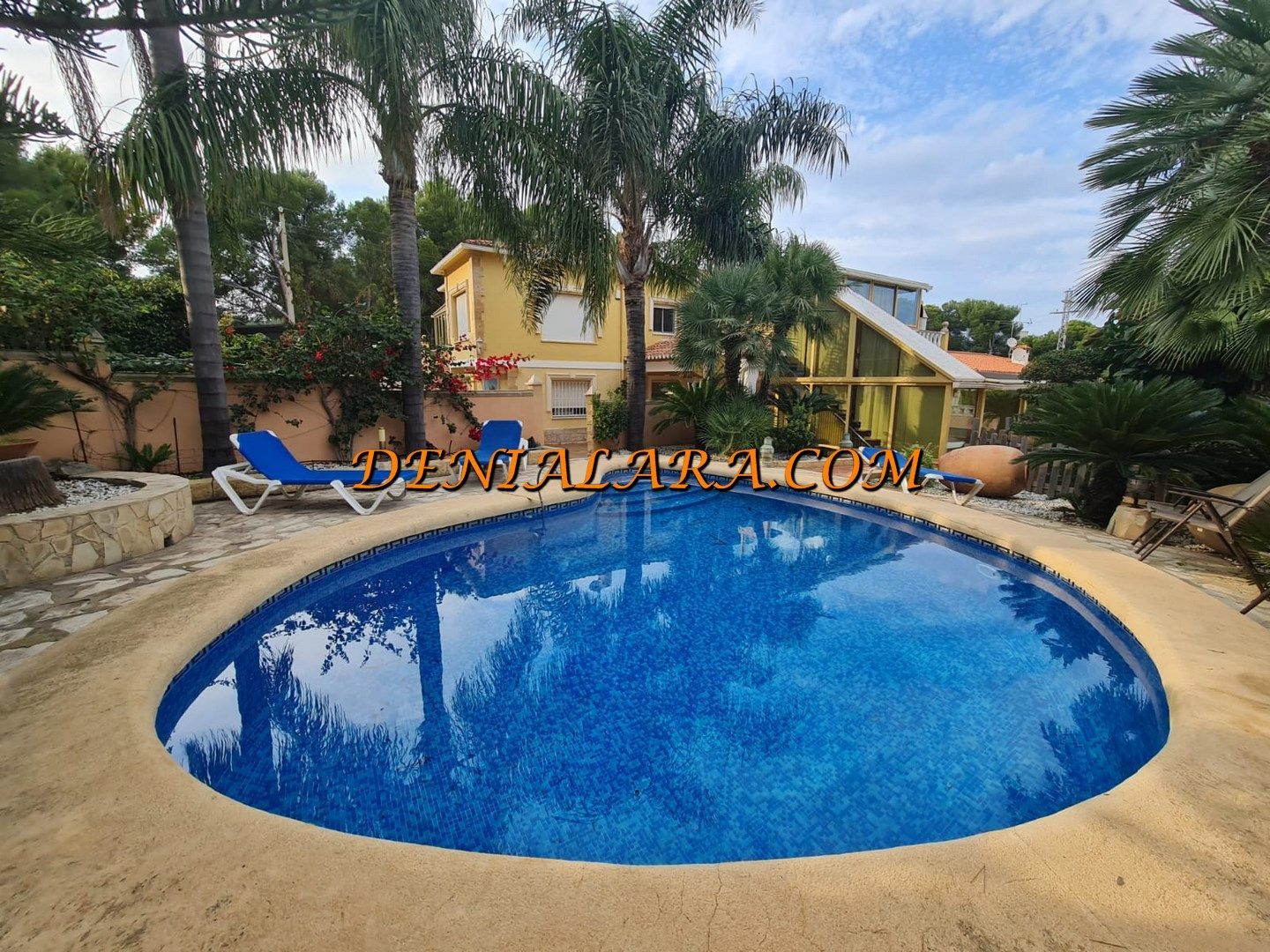 Vista exterior de Casa o xalet de lloguer en Dénia amb Aire condicionat, Calefacció i Jardí privat