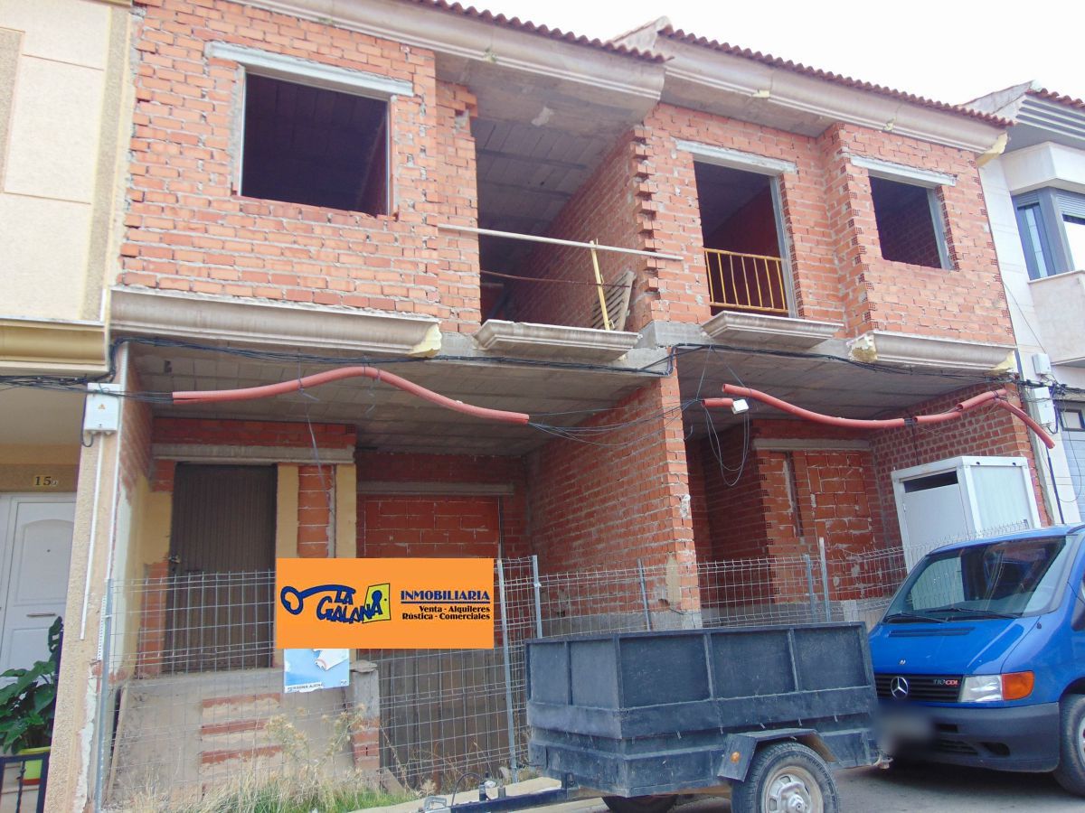 Vista exterior de Casa adosada en venda en Valdepeñas amb Terrassa, Traster i Balcó