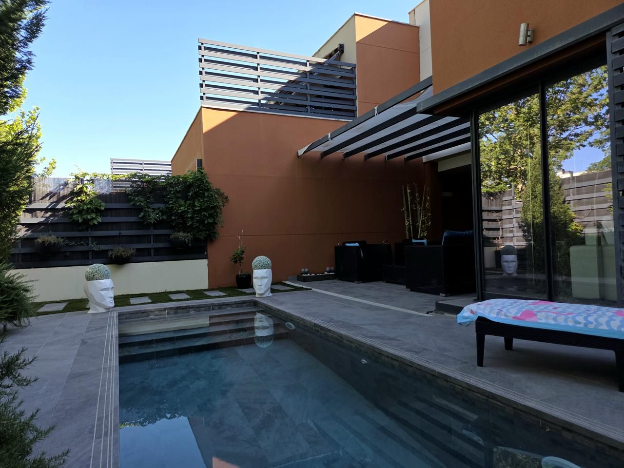 Piscina de Casa adosada en venda en  Toledo Capital amb Aire condicionat, Calefacció i Jardí privat