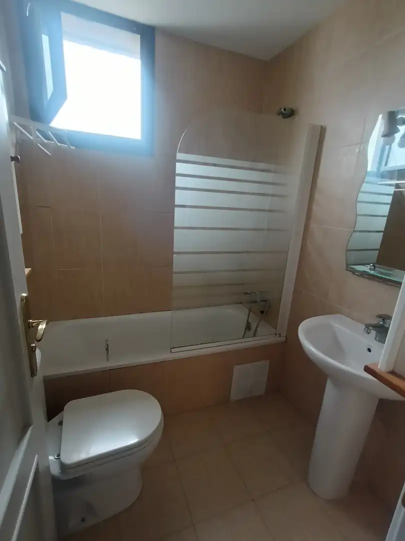 Badezimmer von Dachboden zum Verkauf in Cartes mit Heizung, Parkett und Terrasse