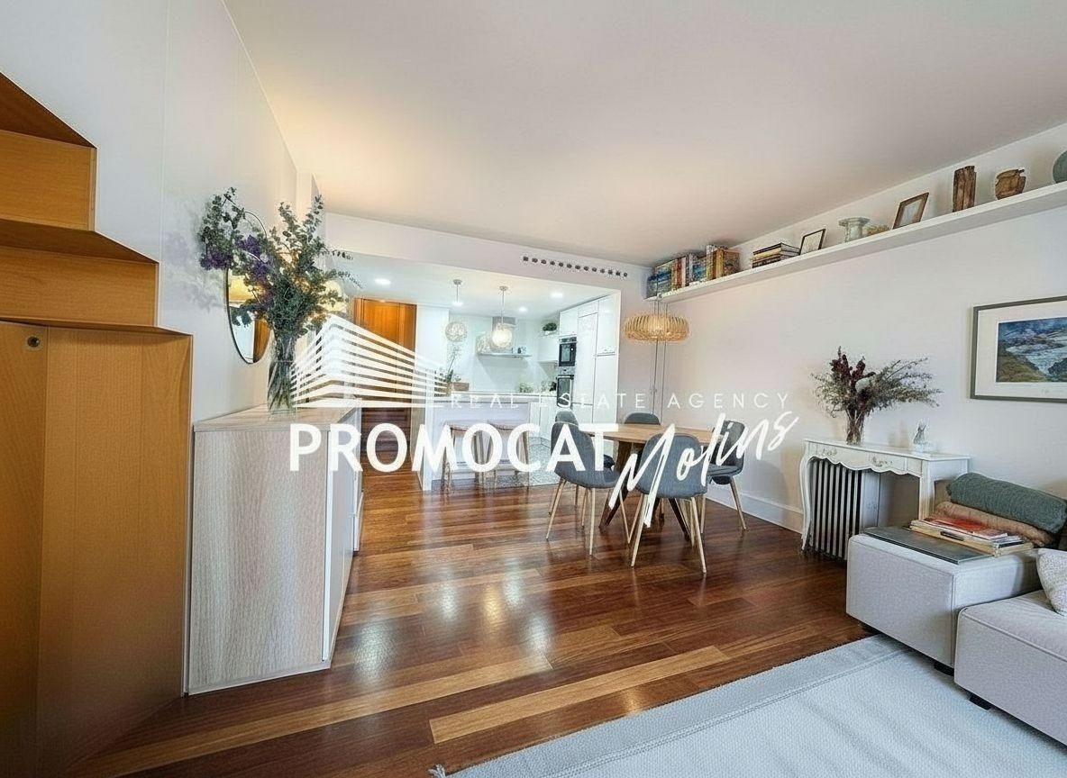 Sala d'estar de Dúplex en venda en Sant Feliu de Llobregat amb Aire condicionat, Jardí privat i Terrassa