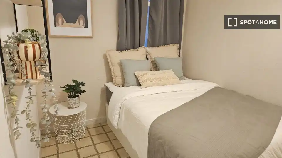 Bedroom of Flat for share in Barcelona  with Air Conditioner, Heating and Furnished