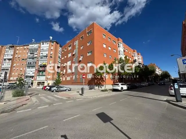 Vista exterior de Pis de lloguer en Madrid amb Terrassa i Rentadora