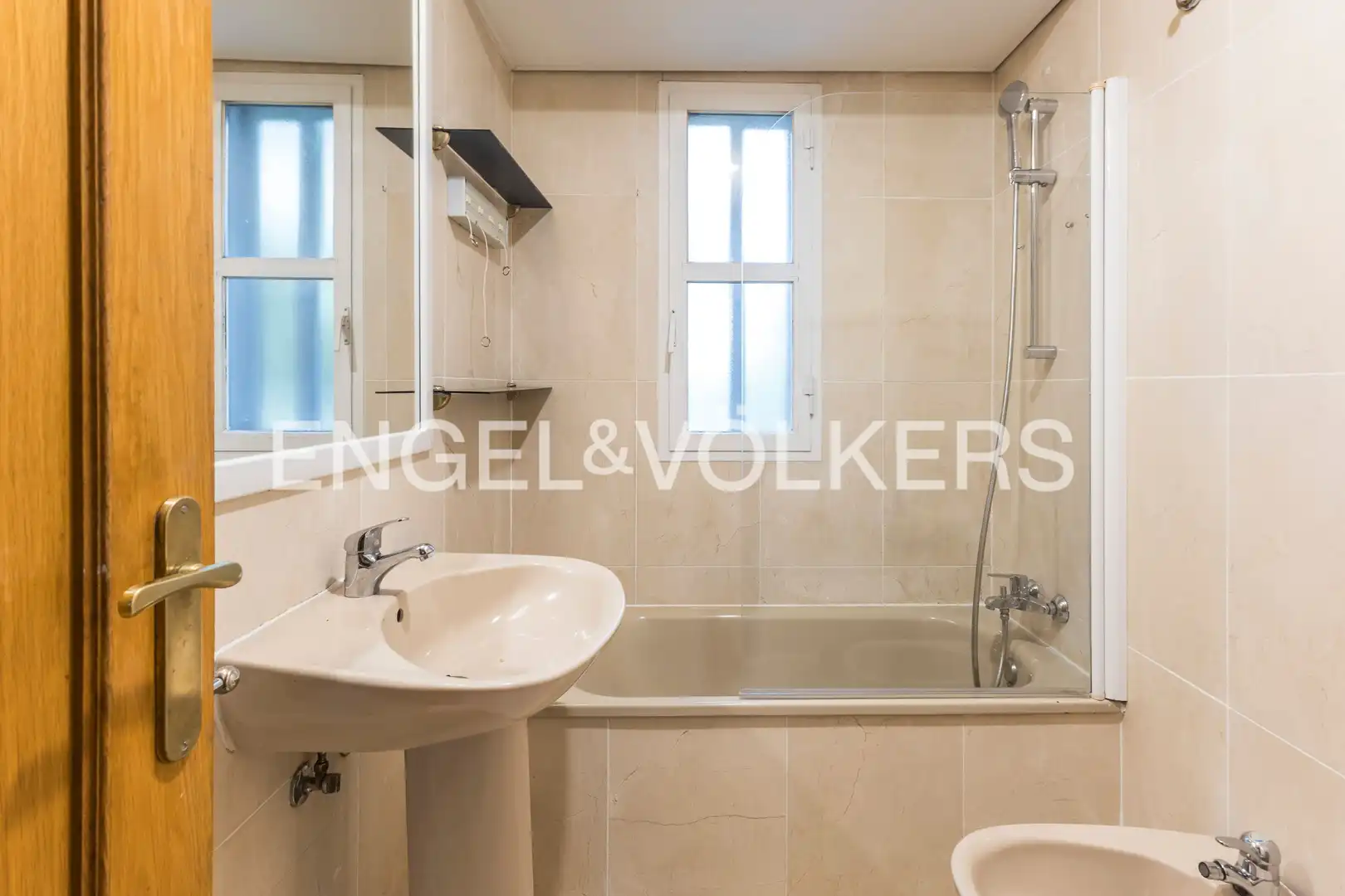 Badezimmer von Wohnung zur Miete in Madrid mit Klimaanlage, Heizung und Privatgarten