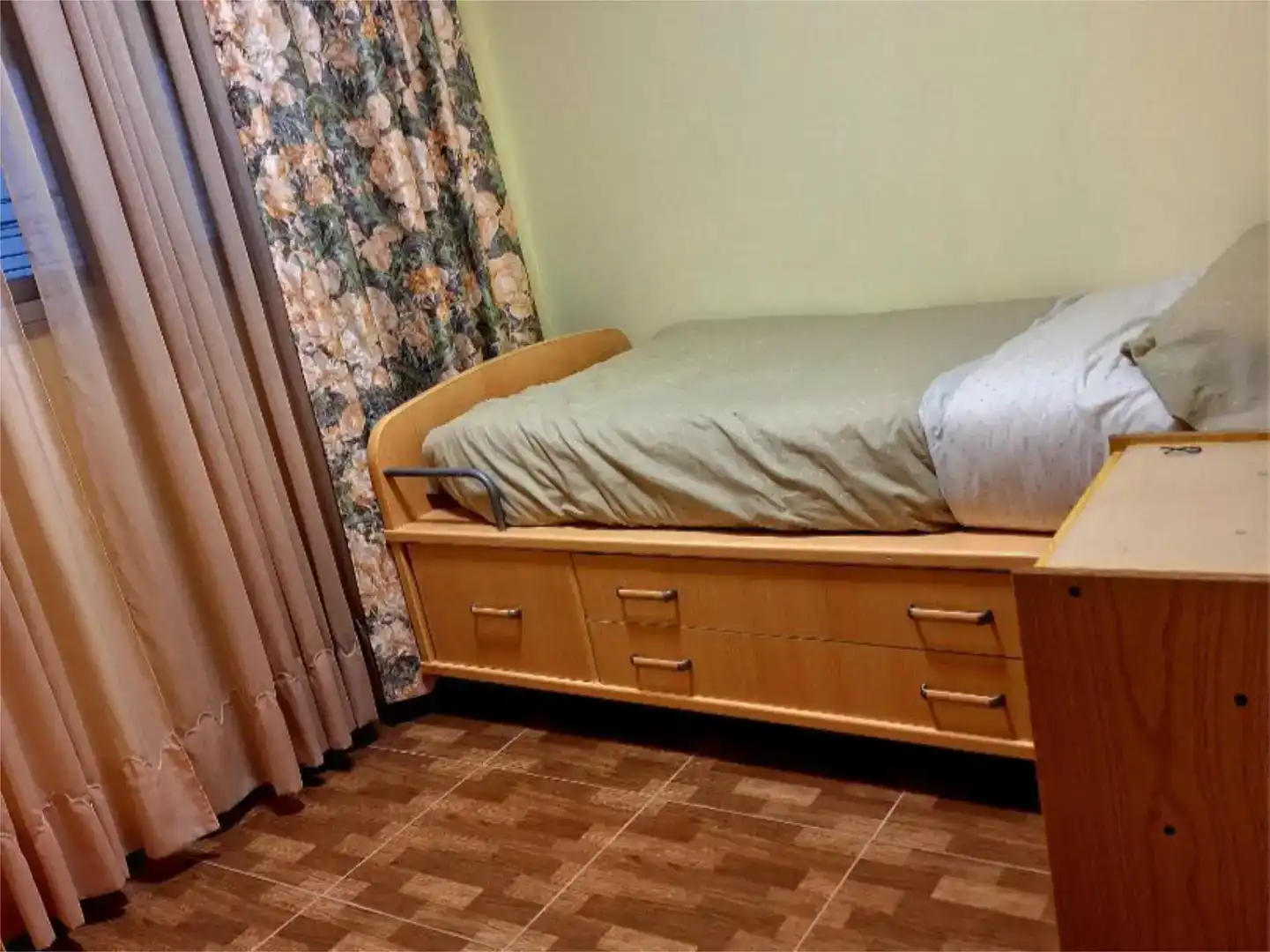 Bedroom of Flat for share in Cornellà de Llobregat  with Air Conditioner, Furnished and Balcony