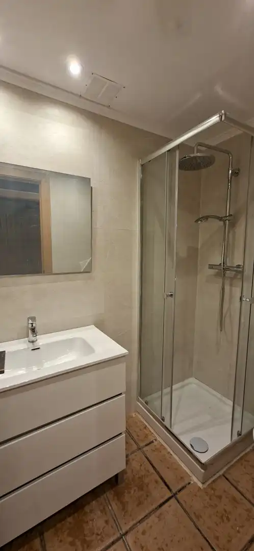 Bany de Casa adosada en venda en Cabezón de la Sal amb Calefacció, Jardí privat i Parquet
