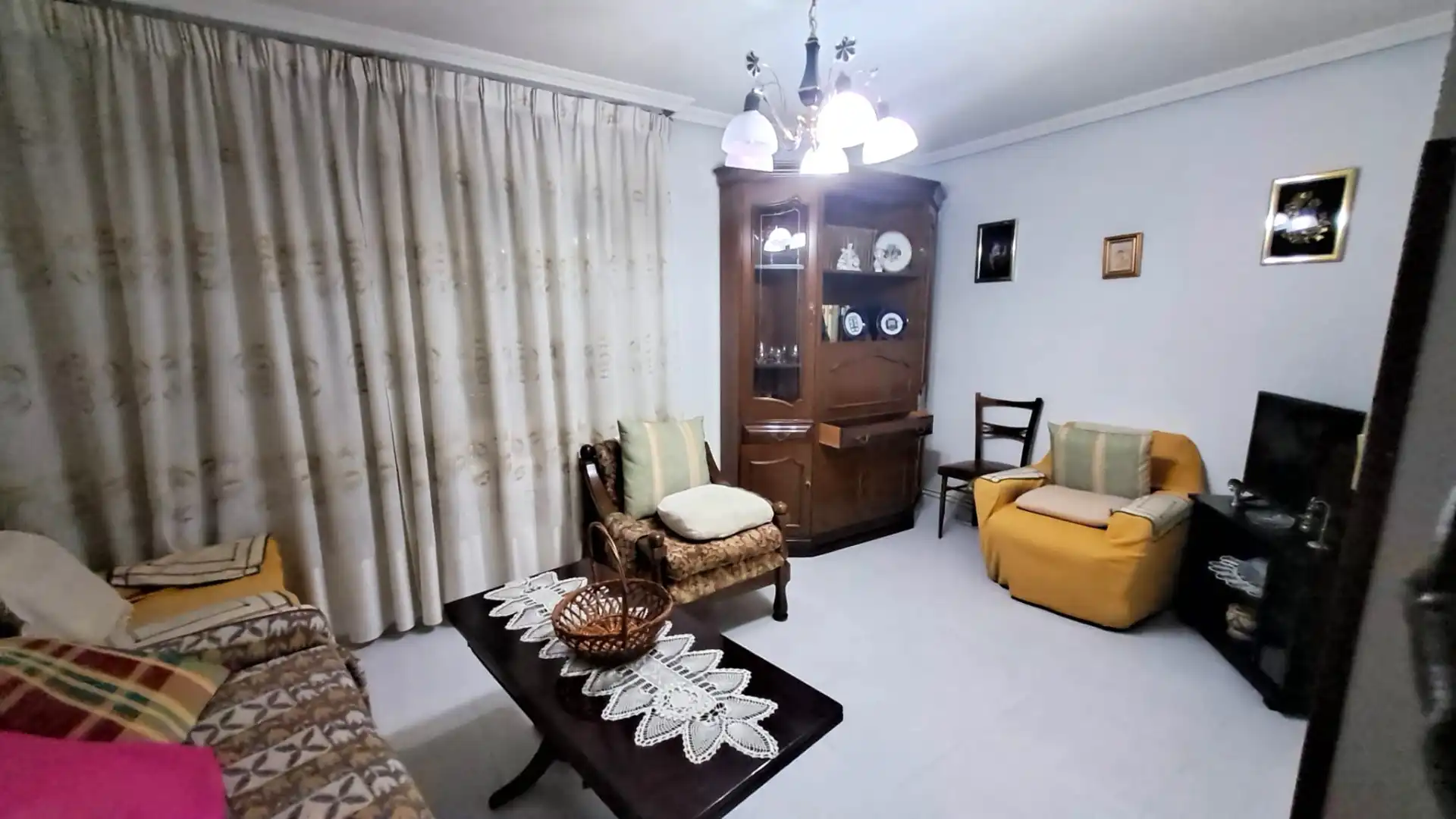 Sala de estar de Casa o chalet en venta en Cuéllar con Calefacción, Trastero y Amueblado