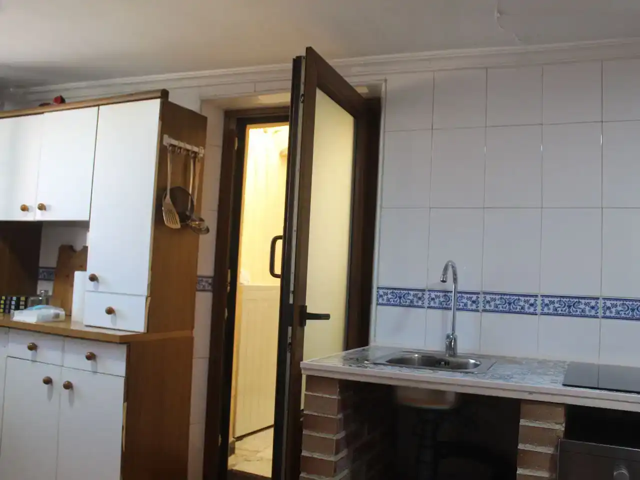 Cuina de Casa adosada en venda en Castrillo de Villavega amb Moblat