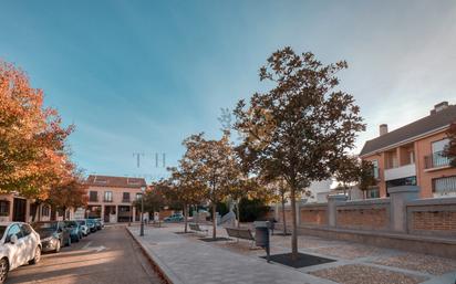 Vista exterior de Casa adosada en venda en Navalcarnero amb Calefacció, Jardí privat i Terrassa