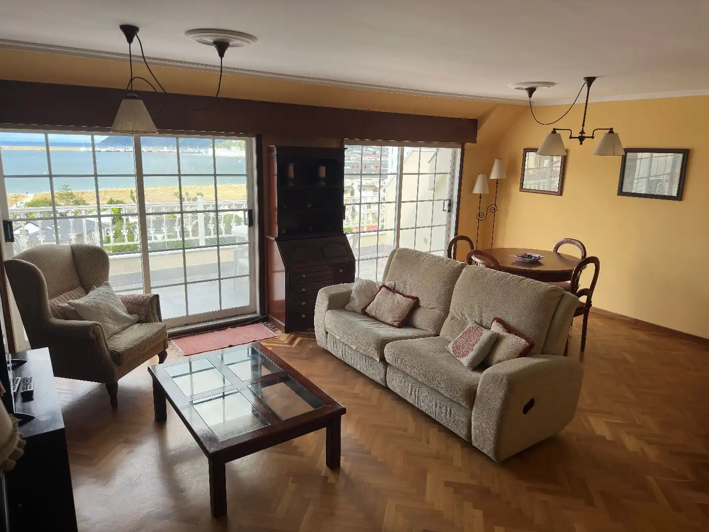 Wohnzimmer von Wohnung zur Miete in Viveiro mit Heizung, Parkett und Terrasse