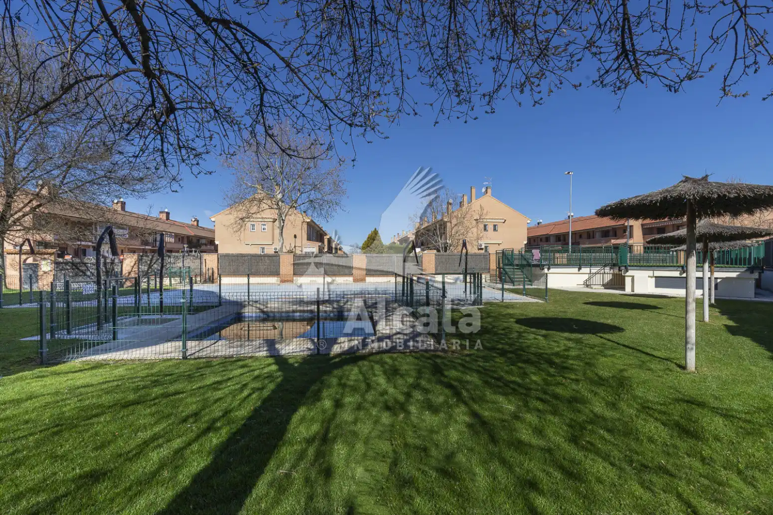 Vista exterior de Casa o xalet en venda en Alcalá de Henares amb Aire condicionat, Calefacció i Jardí privat