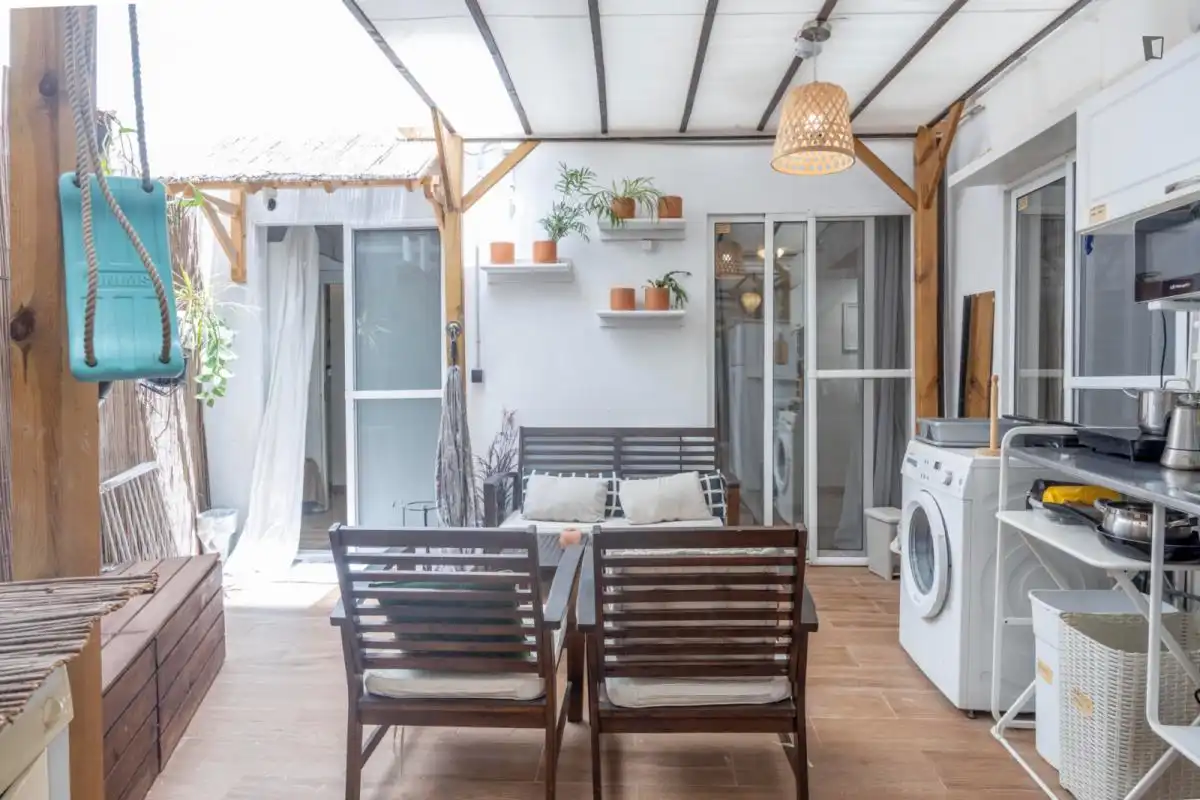 Terraza de Apartamento para compartir en Valencia con Amueblado, Horno y Lavadora