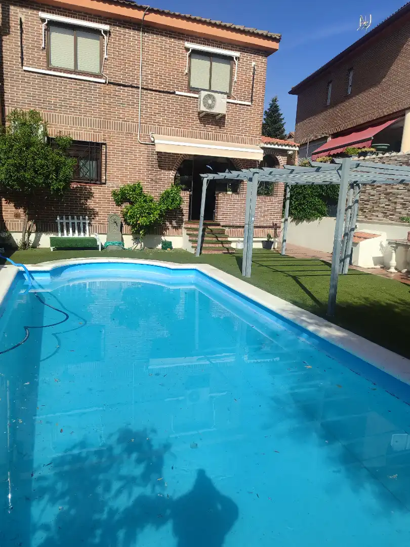 Piscina de Casa adosada en venda en Arganda del Rey amb Aire condicionat, Calefacció i Jardí privat