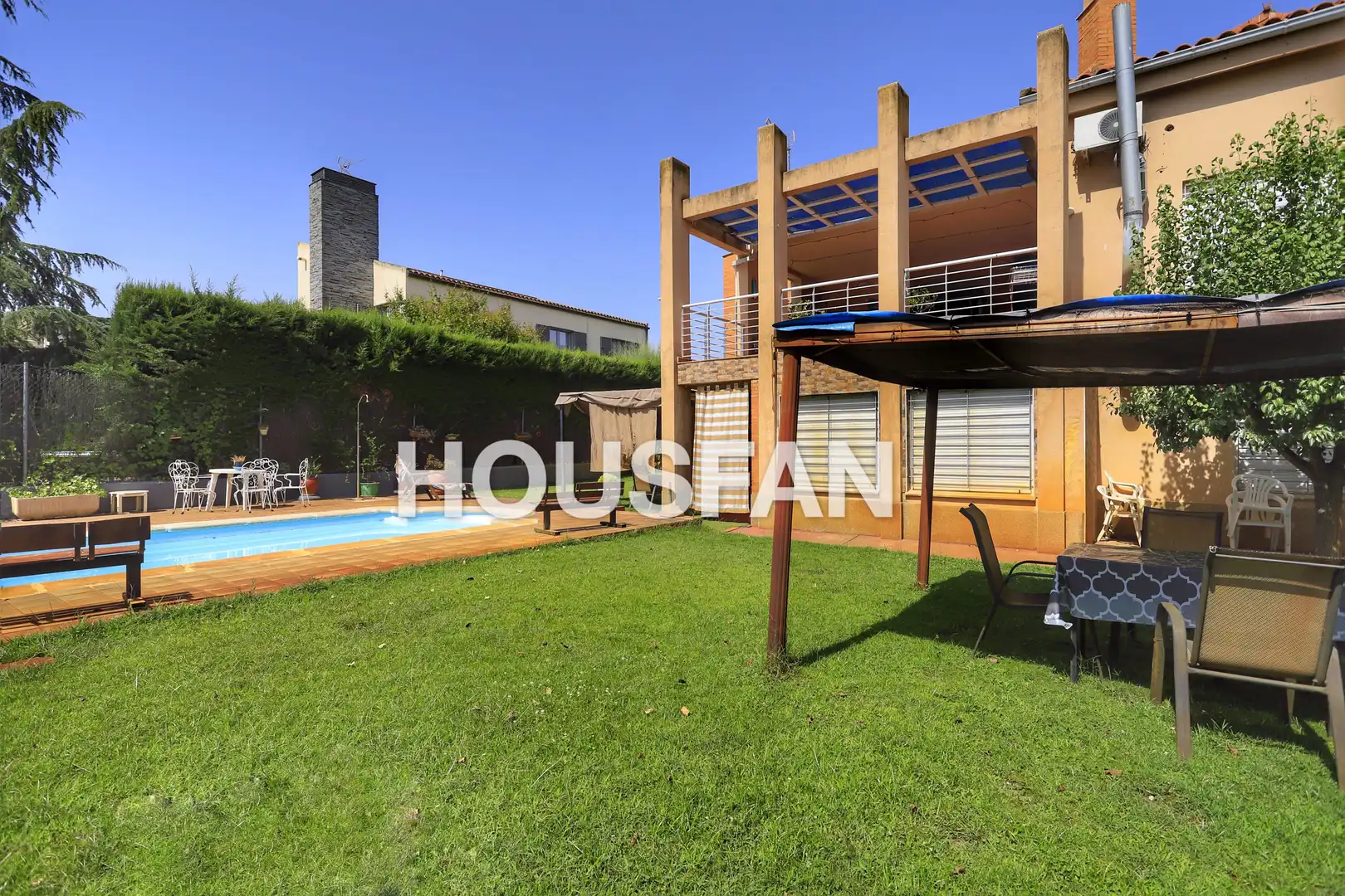 Vista exterior de Casa o xalet en venda en Cáceres amb Aire condicionat, Calefacció i Jardí privat
