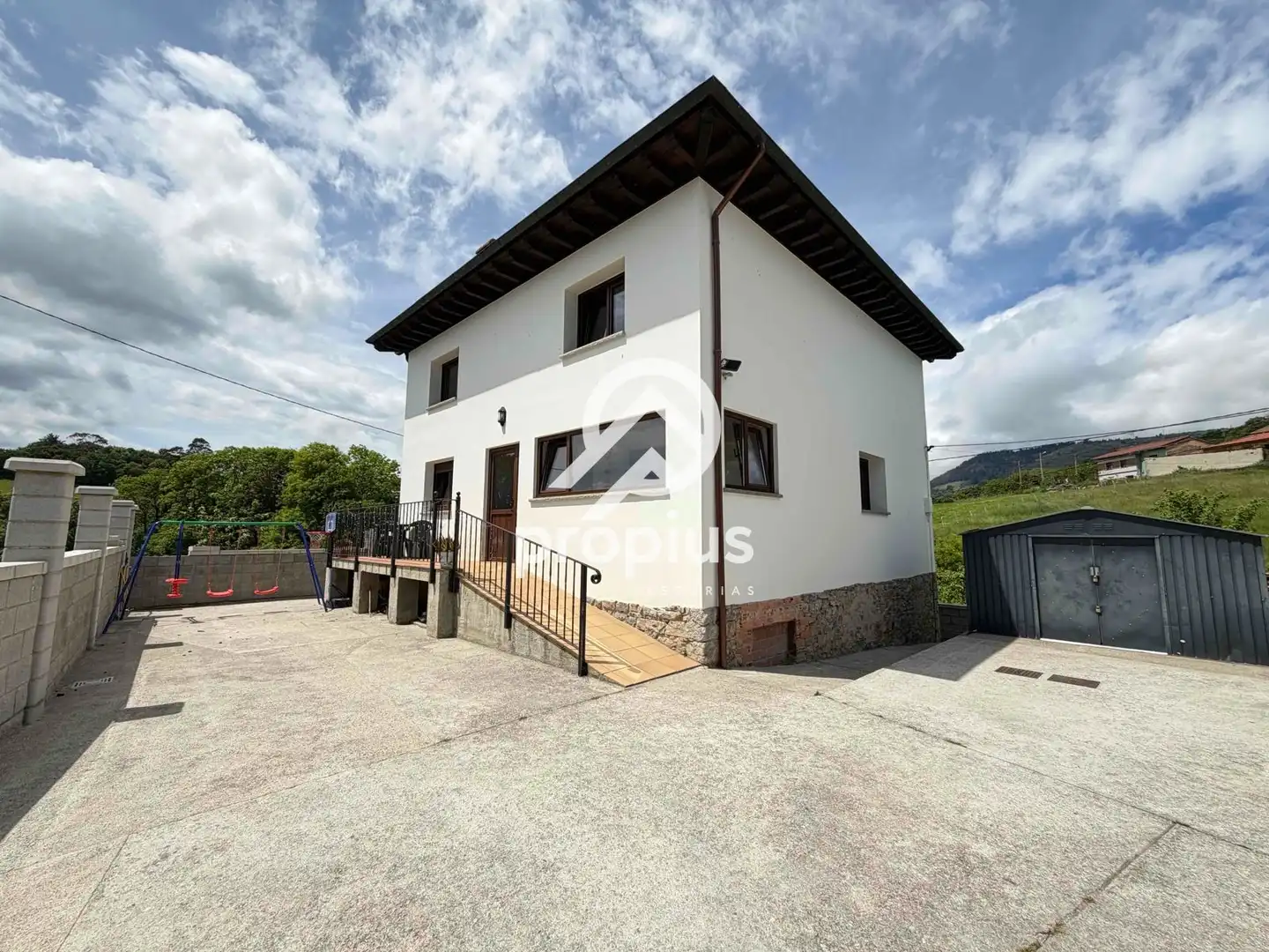 Vista exterior de Casa o xalet en venda en Sariego amb Calefacció, Parquet i Traster