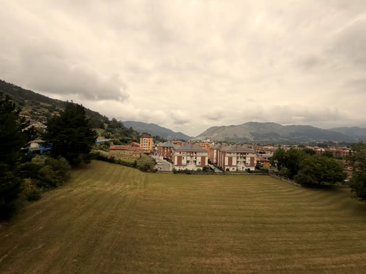 Außenansicht von Wohnung zur Miete in Los Corrales de Buelna  mit Heizung, Privatgarten und Parkett