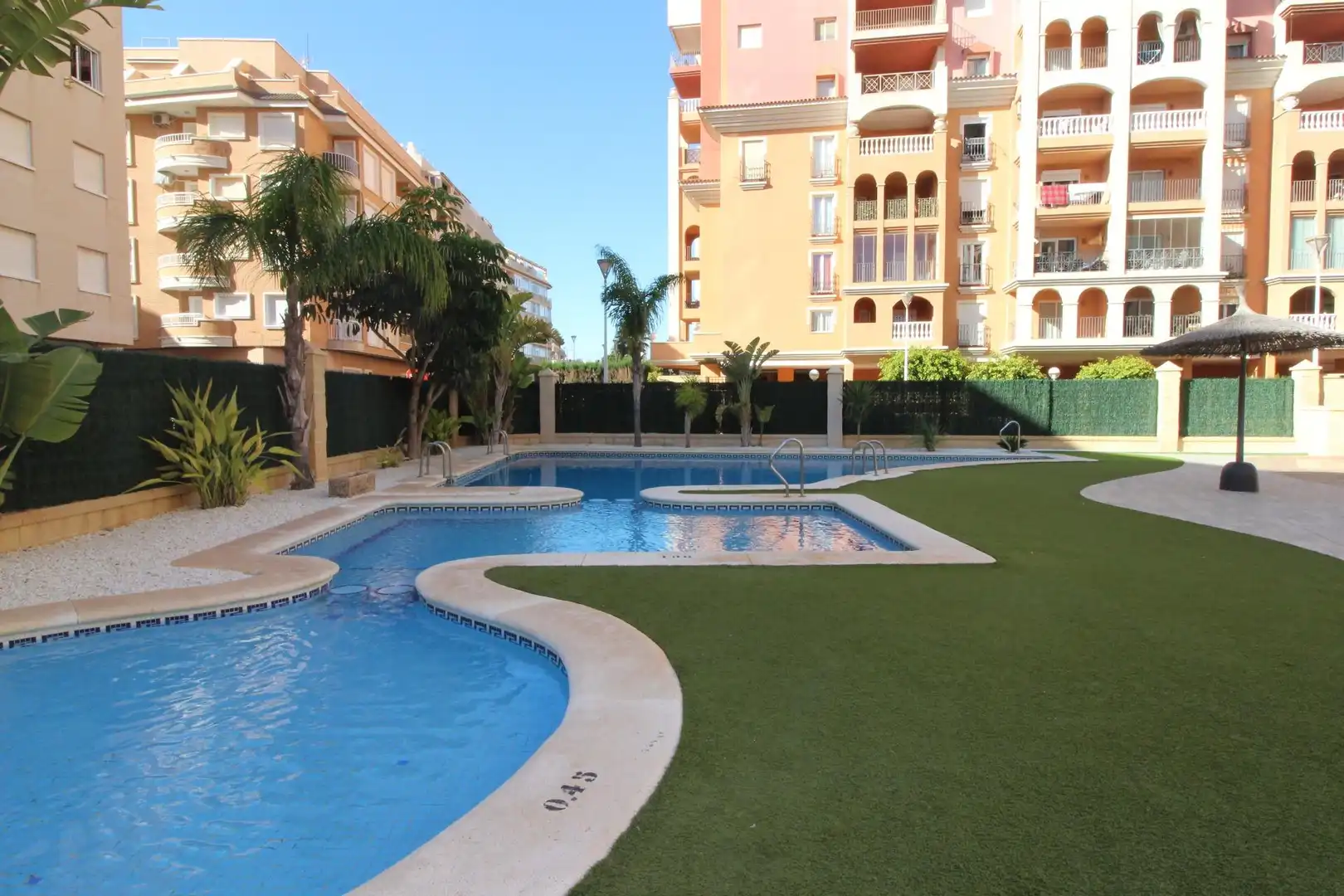 Piscina de Apartamento en venta en Torrevieja con Aire acondicionado, Terraza y Amueblado