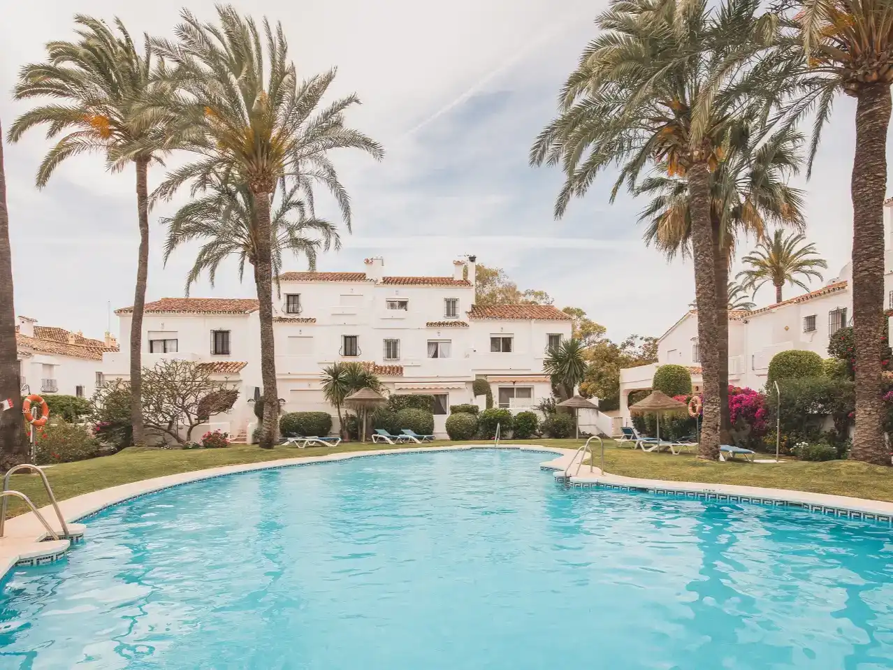 Schwimmbecken von Wohnung zur Miete in Marbella mit Klimaanlage, Privatgarten und Parkett
