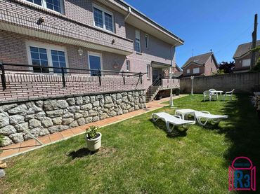 Casa a schiera con piscina in vendita a Villaquilambre