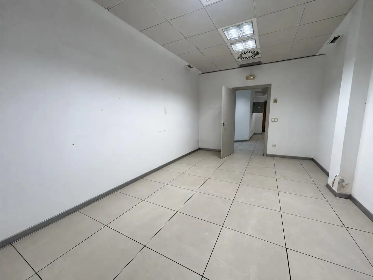 Local comercial en venda a Avenida BENITO PEREZ GALDOS 10, imagen 17