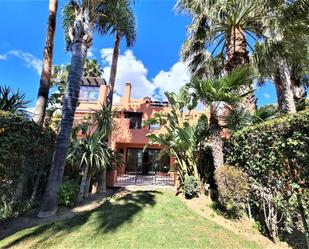 Vista exterior de Casa adosada en venda en Marbella amb Aire condicionat, Terrassa i Traster