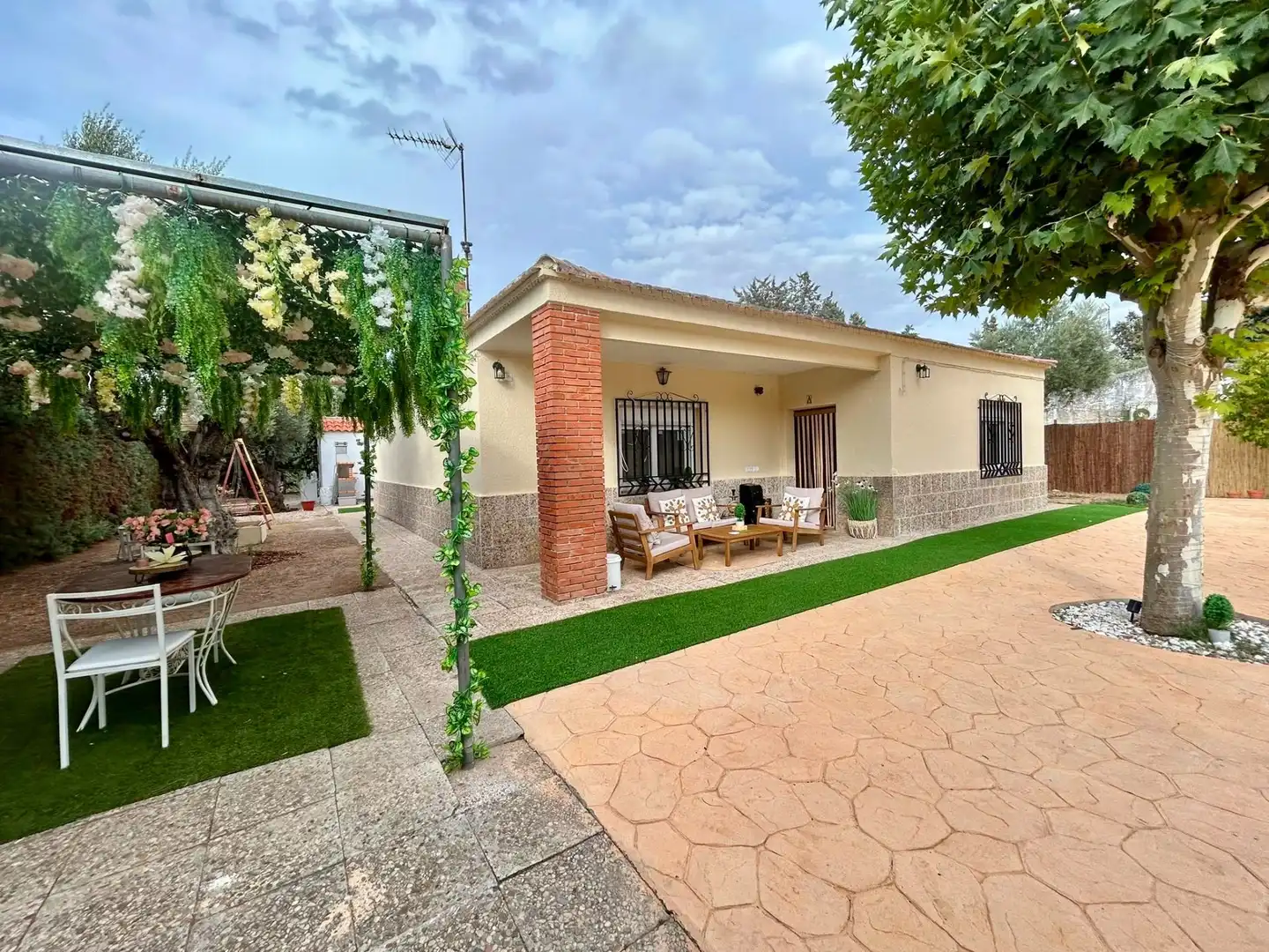 Vista exterior de Casa o xalet en venda en Talavera de la Reina amb Aire condicionat, Calefacció i Jardí privat
