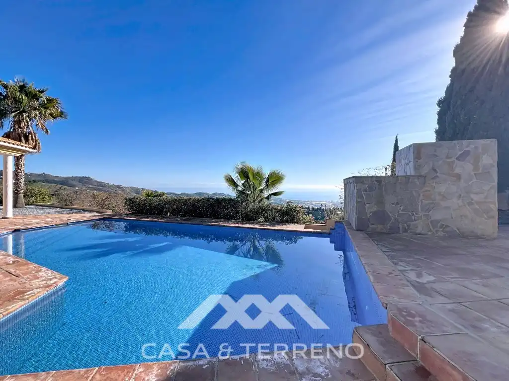 Vista exterior de Casa o xalet en venda en Algarrobo amb Jardí privat, Terrassa i Piscina
