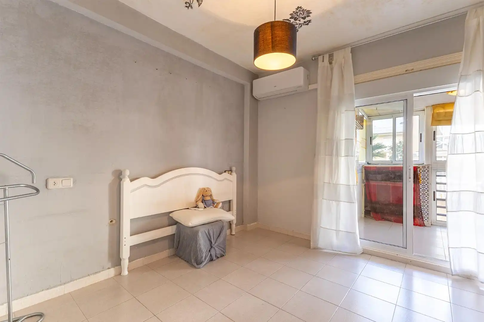 Dormitori de Apartament en venda en Torrevieja amb Terrassa, Balcó i Piscina comunitària