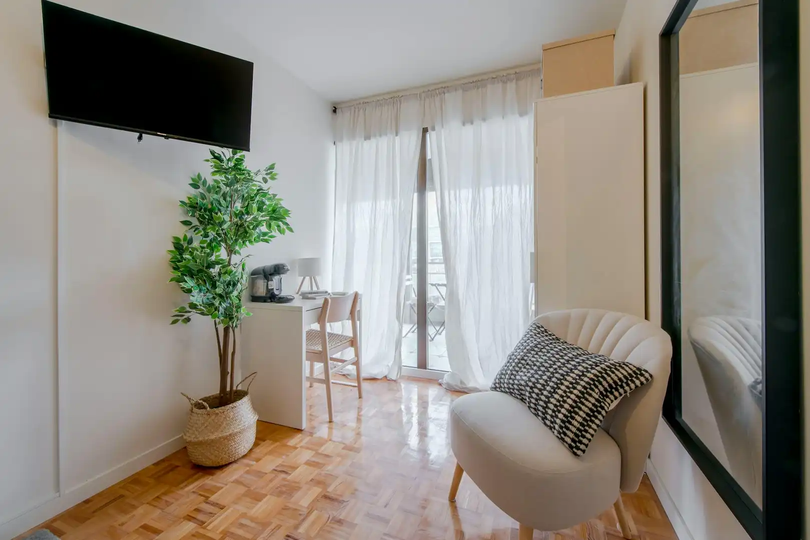 Balcony of Flat for share in Madrid  with Air Conditioner, Heating and Washing machine
