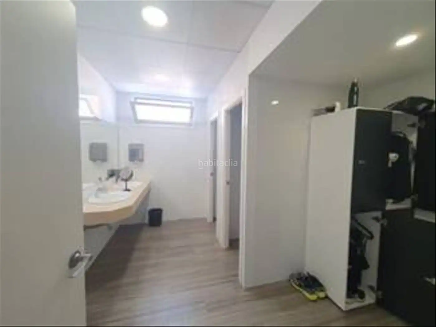 Bathroom of Office for rent in Barcelona  with Air Conditioner and Storage room