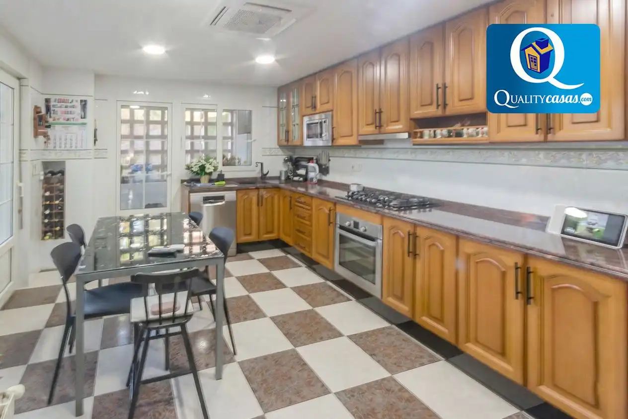 Chalet con piscina en venta en Garbinet - Vistahermosa, imagen 9