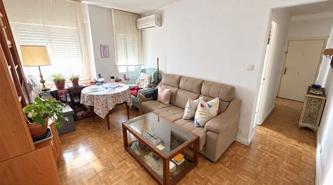 GLOBALPISO TETUÁN VENDE EN EXCLUSIVA fantástico piso a escasos metros de c Ofelia Nieto.Este acogedor piso se encuentra en una pri