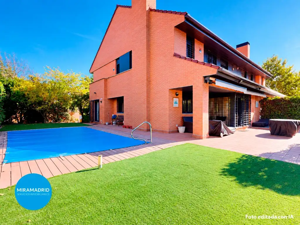 Piscina de Casa adosada en venta en Miramadrid