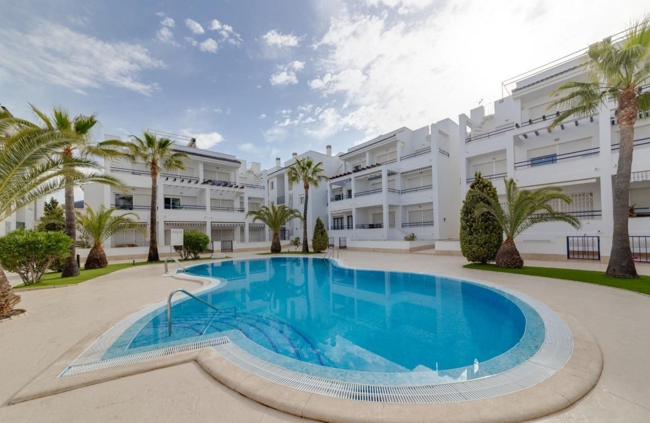Vista exterior de Apartament en venda en Torrevieja amb Aire condicionat, Traster i Balcó