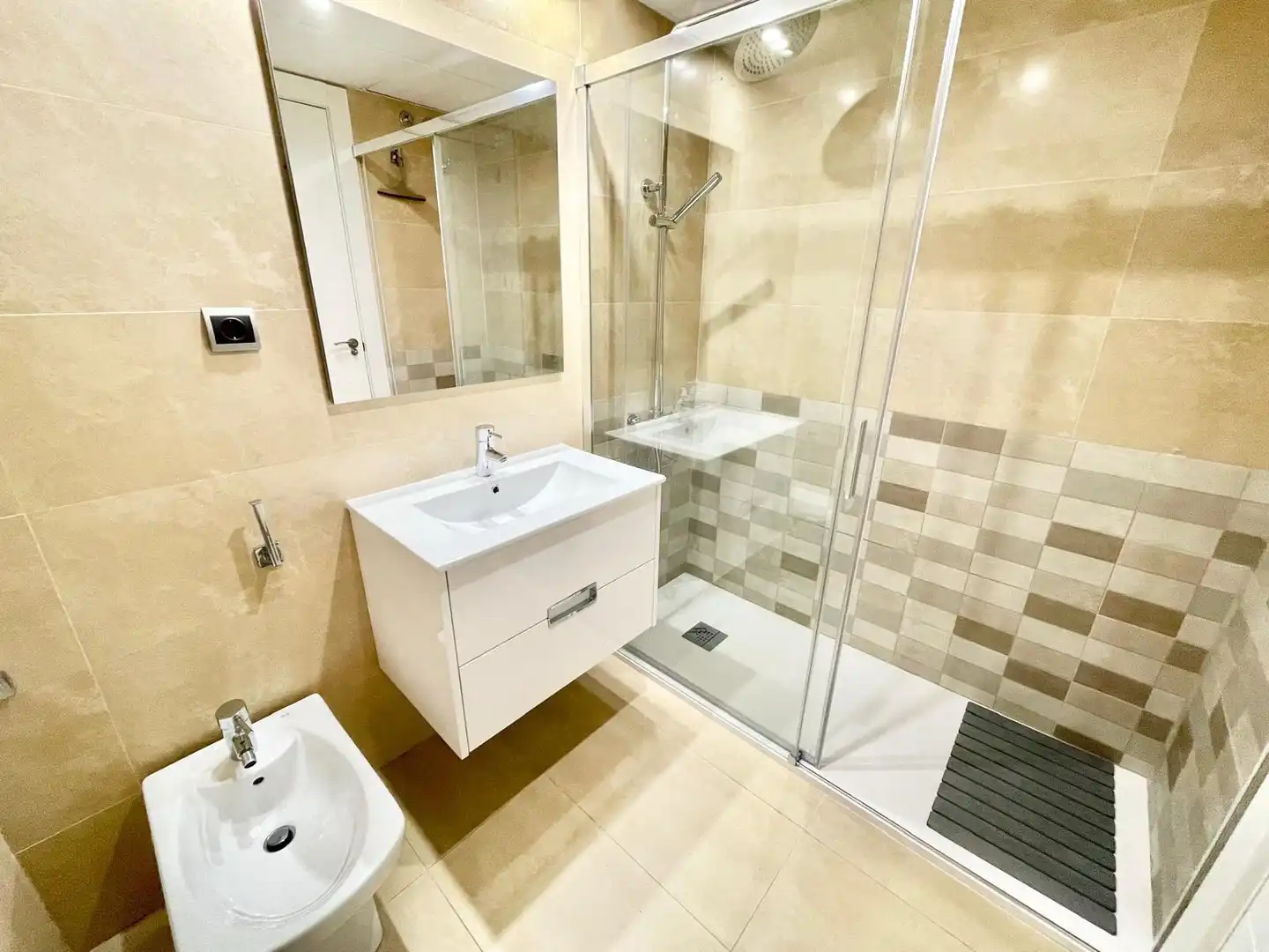 Bany de Apartament de lloguer en Los Alcázares amb Aire condicionat, Piscina i Moblat