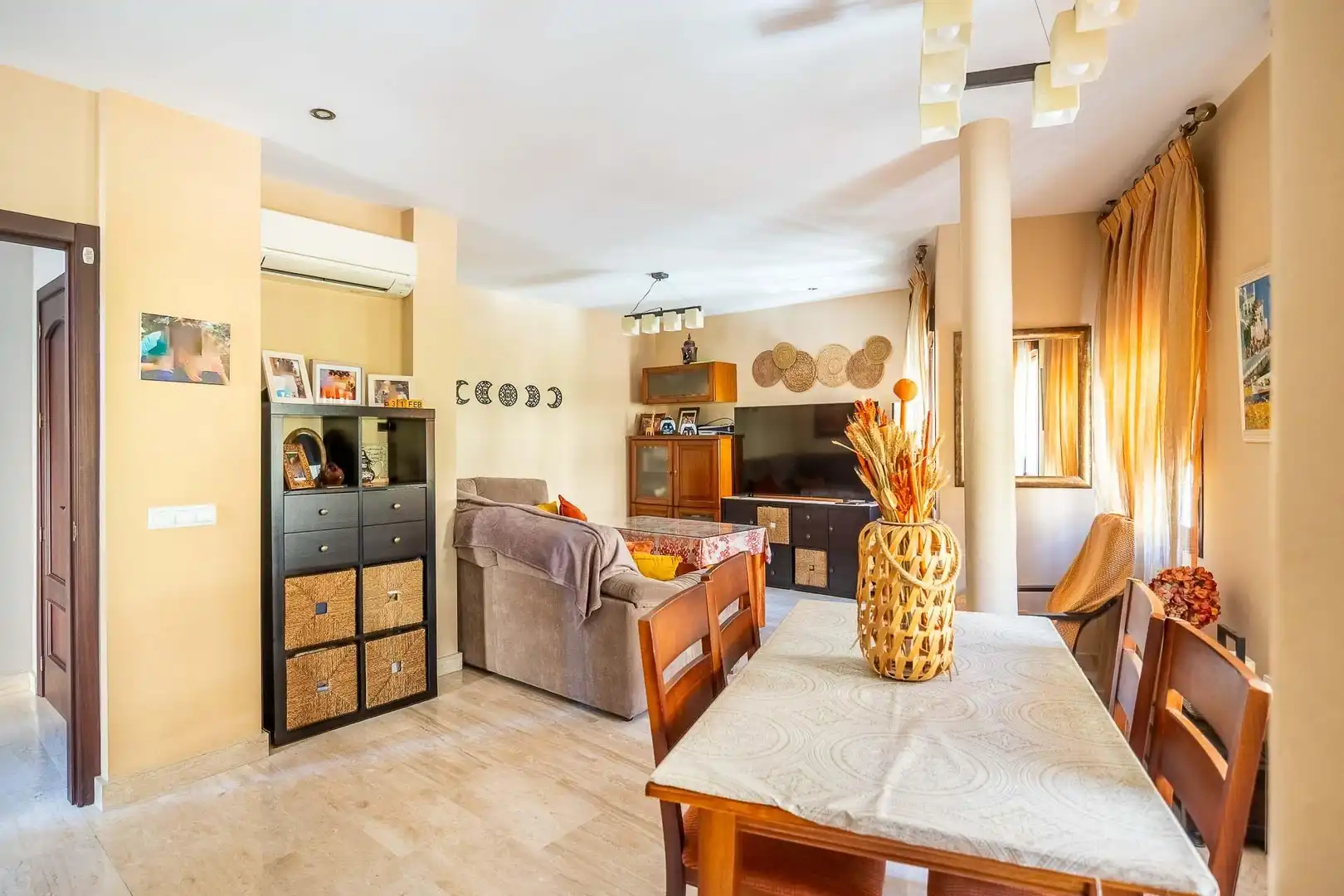 Wohnzimmer von Einfamilien-Reihenhaus zum Verkauf in Sevilla mit Klimaanlage und Abstellraum