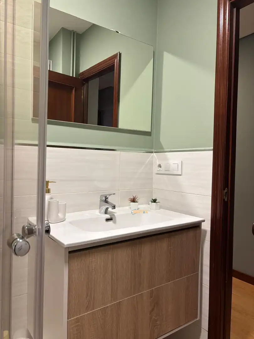 Baño de Piso de alquiler en Vigo  con Calefacción, Amueblado y Balcón