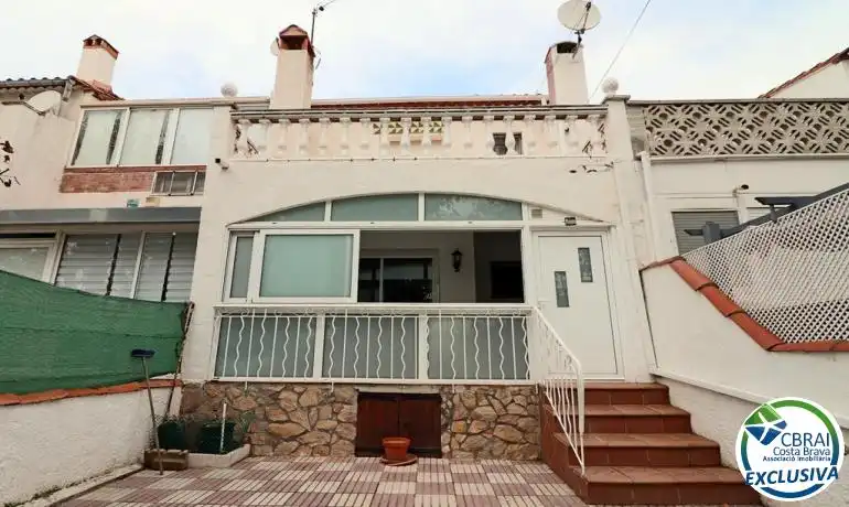 Vista exterior de Casa adosada en venta en Empuriabrava con Jardín privado, Amueblado y Piscina comunitaria