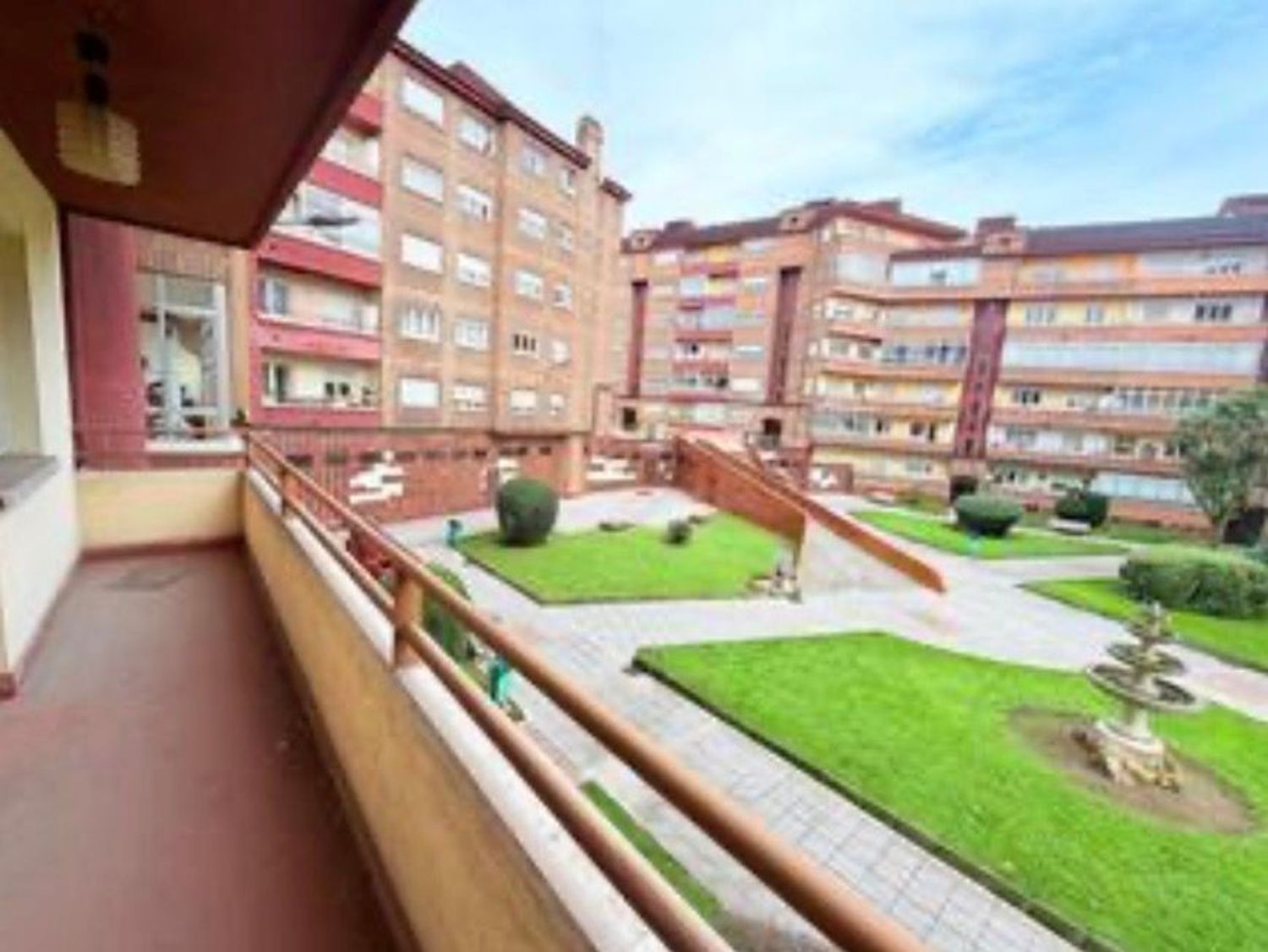 Vista exterior de Pis en venda en Oviedo  amb Calefacció, Jardí privat i Terrassa