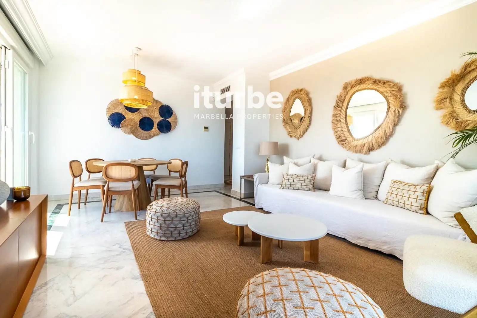 Sala de estar de Ático en venta en Marbella con Aire acondicionado, Terraza y Piscina