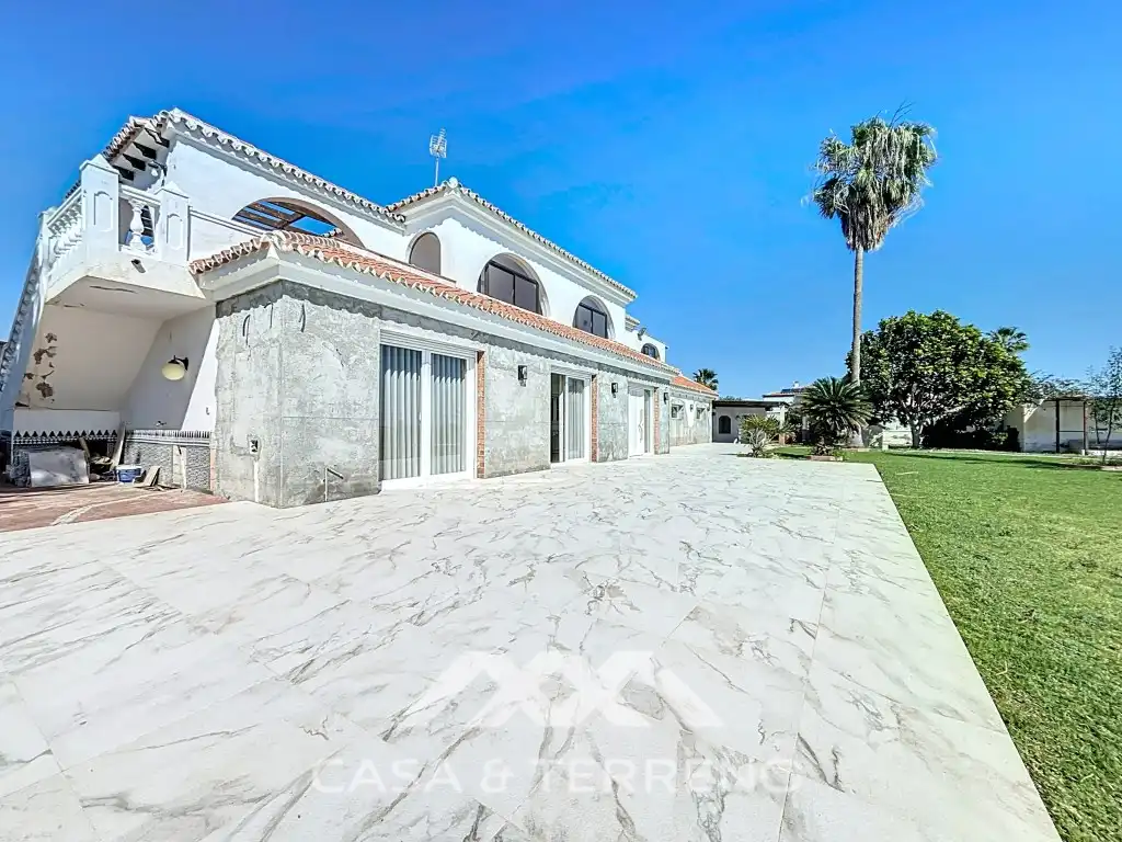 Vista exterior de Casa o xalet en venda en Vélez-Málaga amb Aire condicionat, Jardí privat i Terrassa
