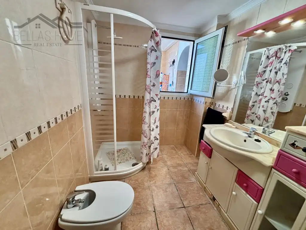 Baño de Piso de alquiler en Estepona con Aire acondicionado, Terraza y Amueblado
