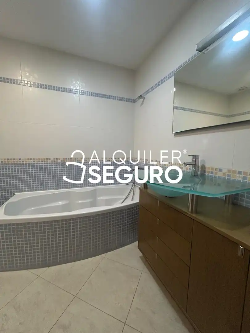 Bany de Pis de lloguer en Granada amb Aire condicionat, Calefacció i Terrassa
