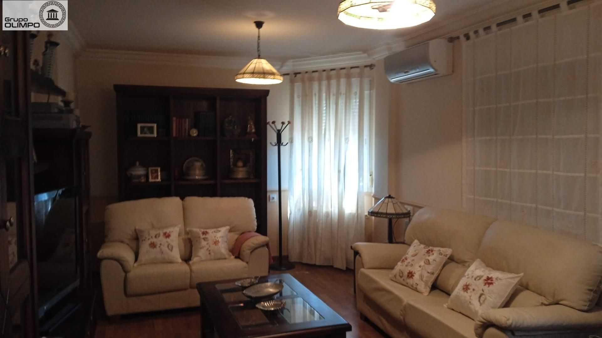 Sala d'estar de Casa o xalet en venda en  Albacete Capital amb Calefacció, Jardí privat i Terrassa