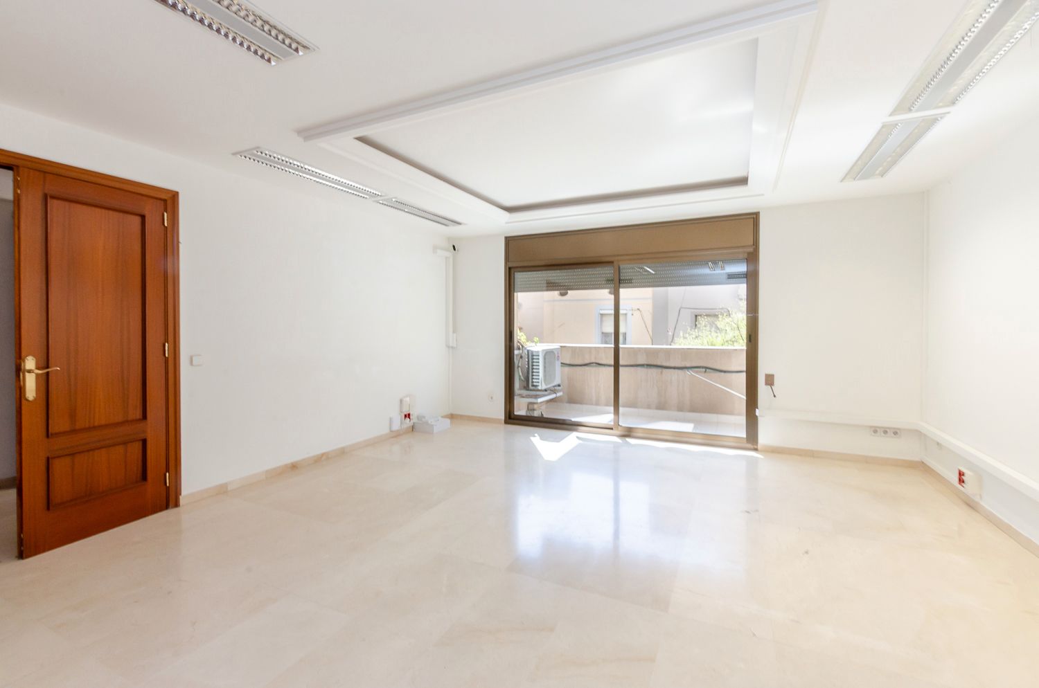 Oficina de lloguer en L'Hospitalet de Llobregat amb Balcó