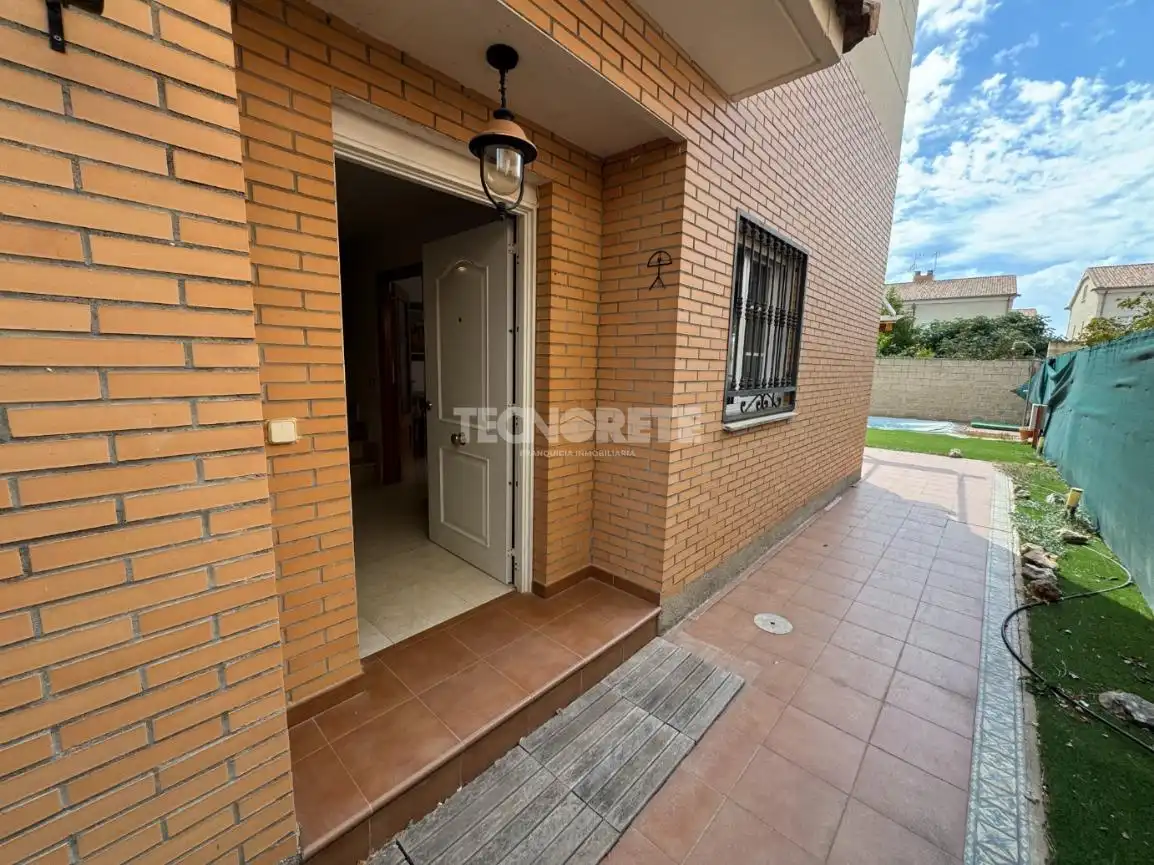 Casa aparellada amb terrassa en venda a Yunquera de Henares