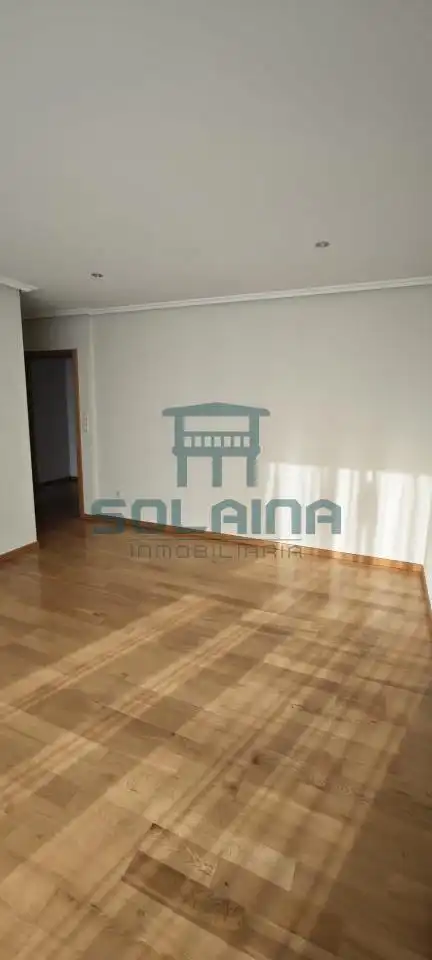 Dormitori de Apartament de lloguer en Ourense Capital  amb Calefacció, Traster i Balcó