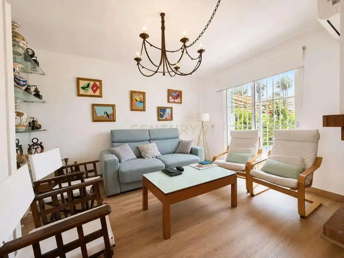 Sala d'estar de Casa adosada en venda en Mijas amb Aire condicionat, Jardí privat i Piscina